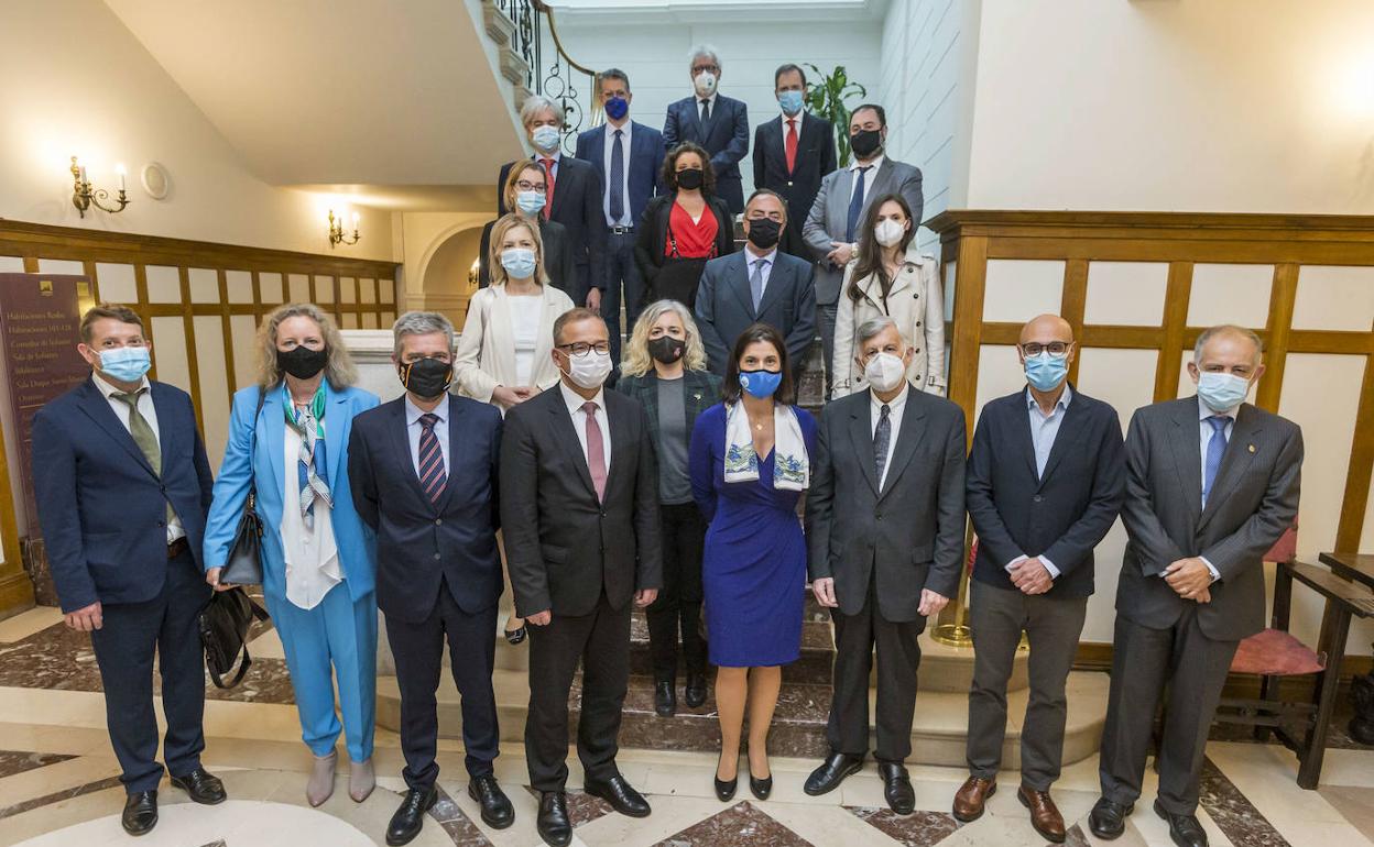 Foto de los participantes en la jornada inaugural del seminario que se celebra en Santander, centrada la República Checa