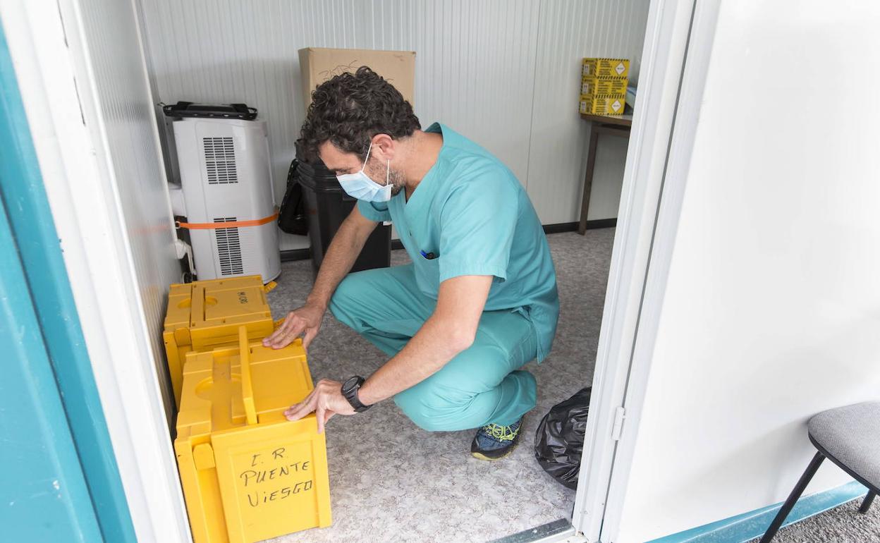 Un sanitario se prepara para realizar pruebas PCR: