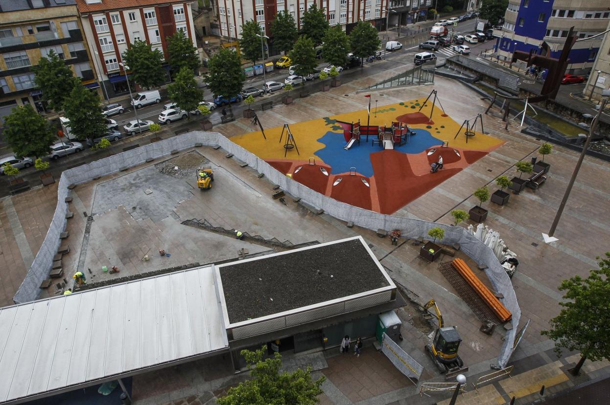 Vista aérea de las obras de construcción del parque del agua en la plaza de La Llama, junto a la zona de juegos infantiles. luis palomeque