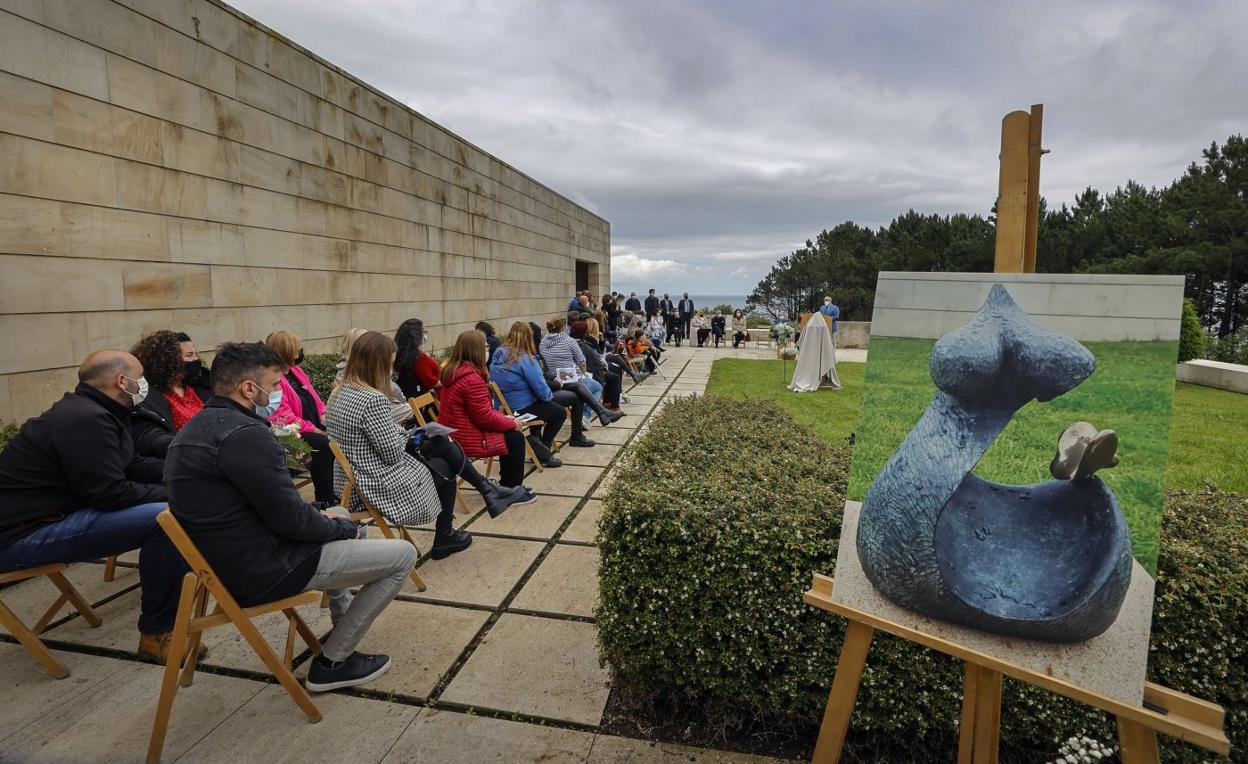 Acto de inauguración de la escultura, este viernes, en el cementerio nuevo de Comillas. 