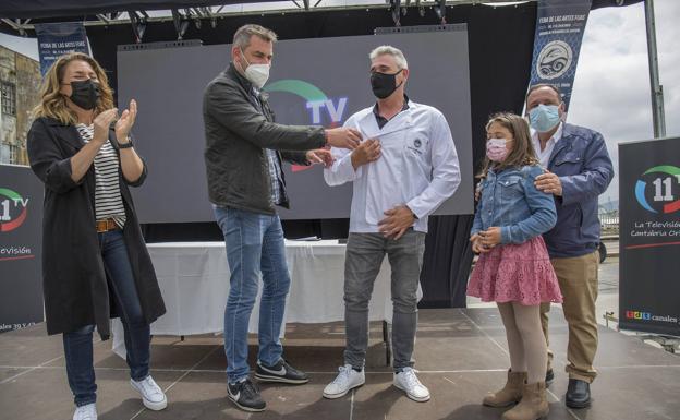 Agustín Martínez Povedano recibiendo la chaquetilla del mejor chef de la feria.