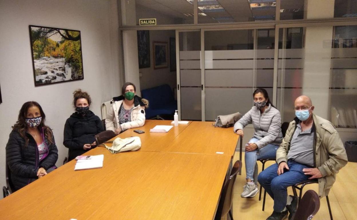 Un momento de la reunión celebrada entre IU Campoo y los miembros del comité de empresa de Cuétara