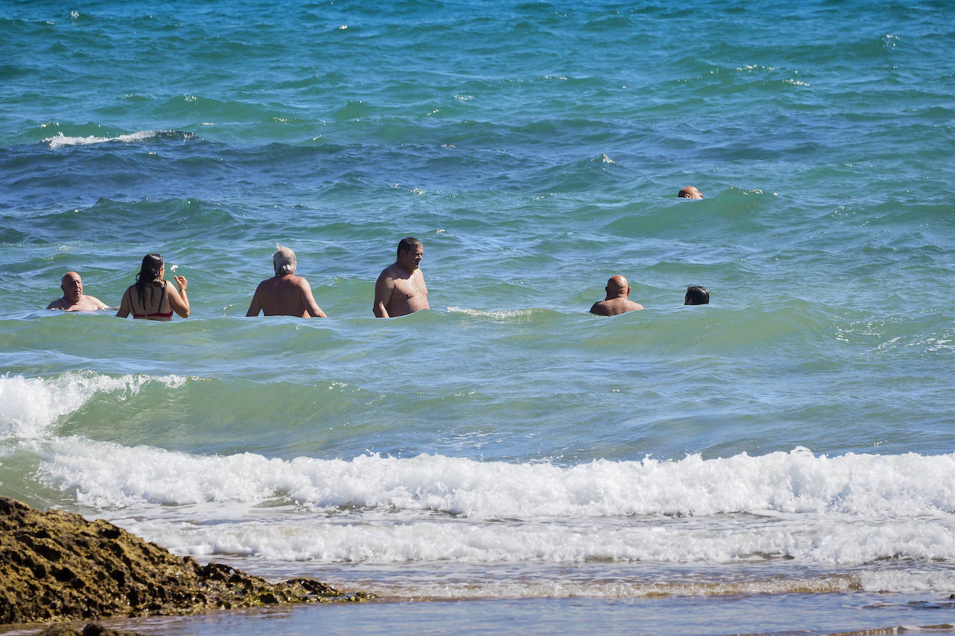 Los hosteleros celebran el comienzo de la temporada en un día en que los termómetros alcanzan los 19 grados en Santander