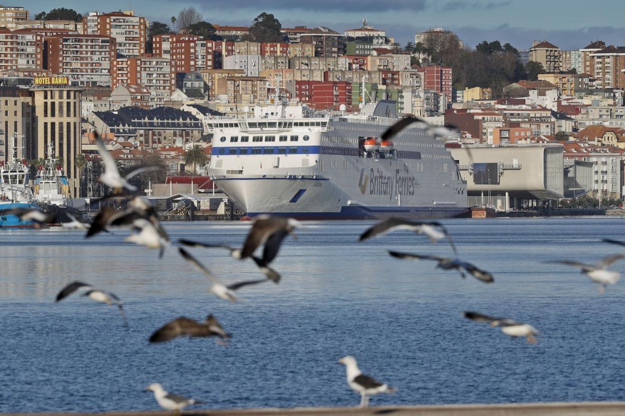 El buque 'Galicia' de la compañía Brittany Ferries, que cubre la ruta Santander/Portsmouth, permanece atracado en el puerto