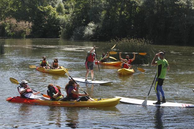 Los primeros participantes en la jornada de canoas por el río Besaya disfrutaban ayer, a media mañana, sobre los kayaks. luis palomeque