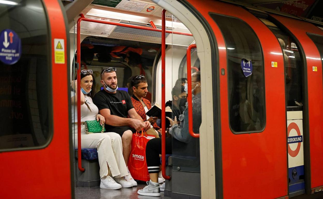 Pasajeros sin mascarilla en el metro de Londres.