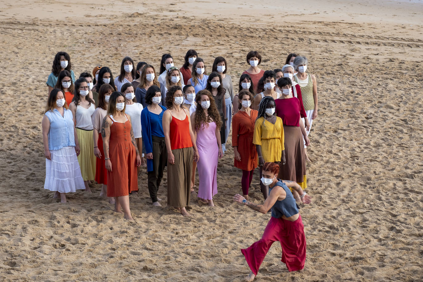 La playa se convierte en escenario para reivindicar el cuerpo de la mujer «diverso, superviviente, sin máscaras»