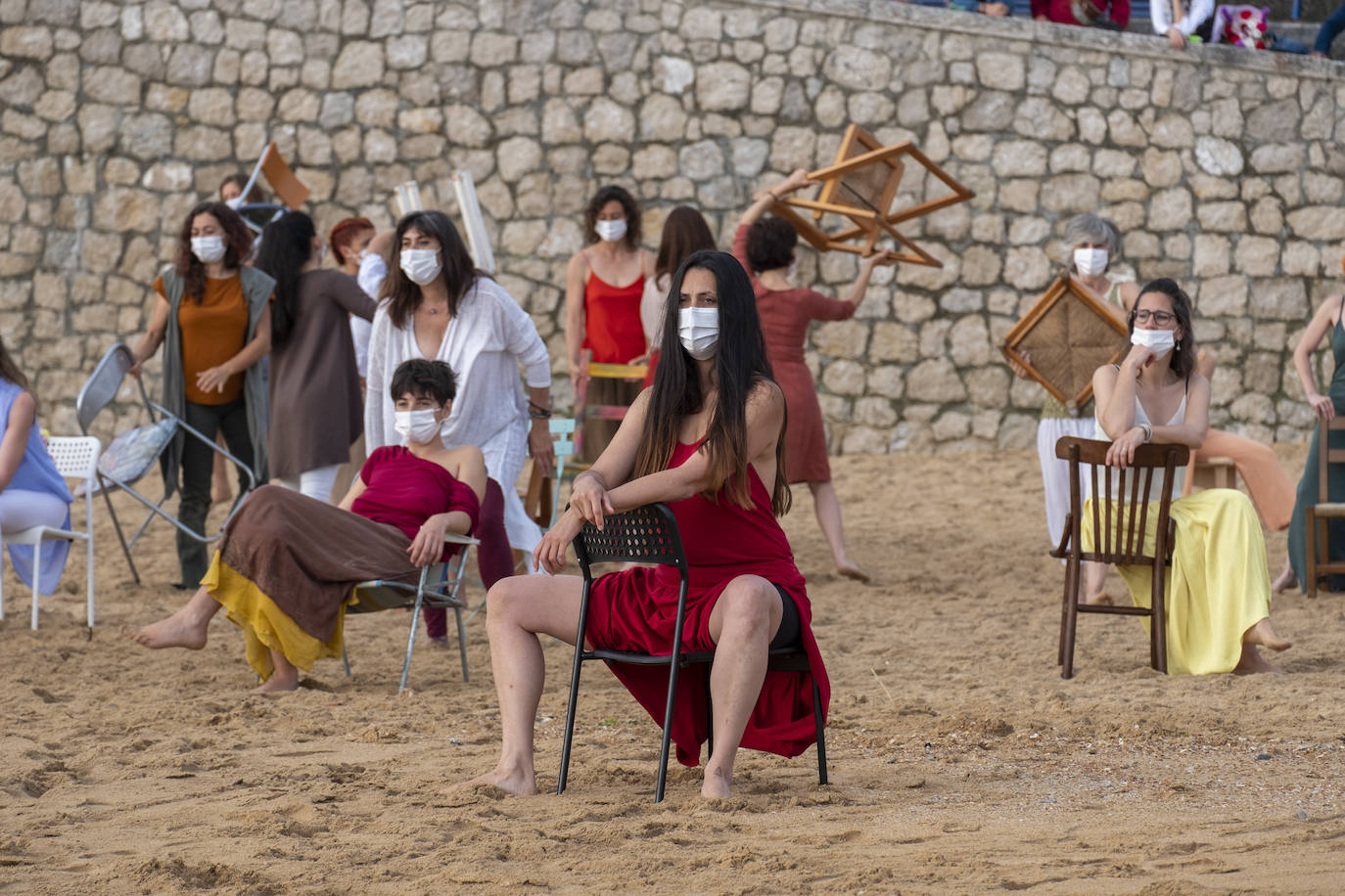 La playa se convierte en escenario para reivindicar el cuerpo de la mujer «diverso, superviviente, sin máscaras»