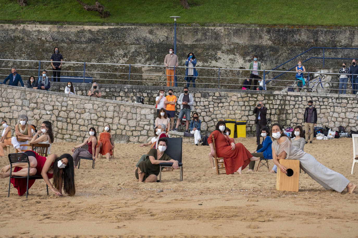 La playa se convierte en escenario para reivindicar el cuerpo de la mujer «diverso, superviviente, sin máscaras»