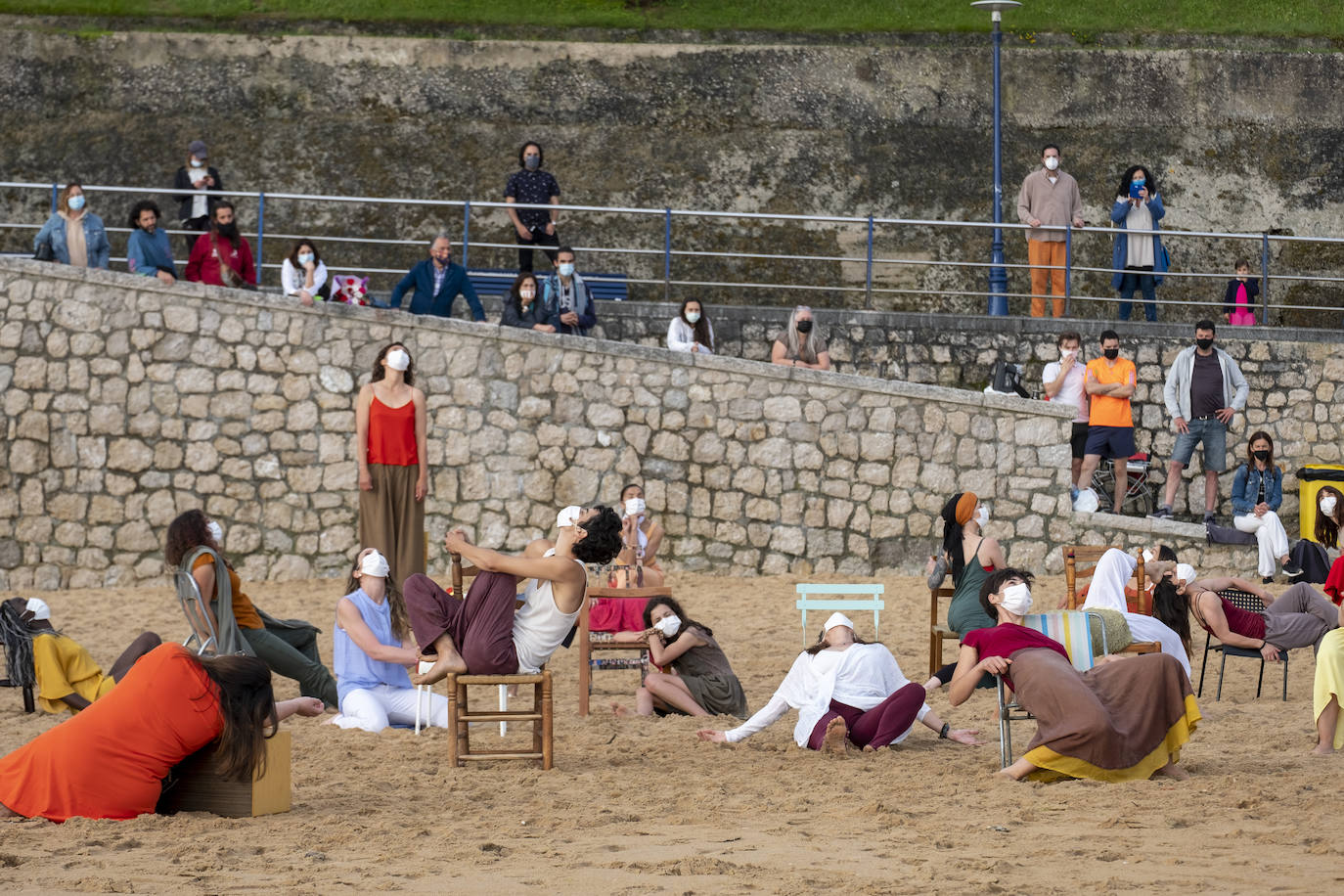 La playa se convierte en escenario para reivindicar el cuerpo de la mujer «diverso, superviviente, sin máscaras»