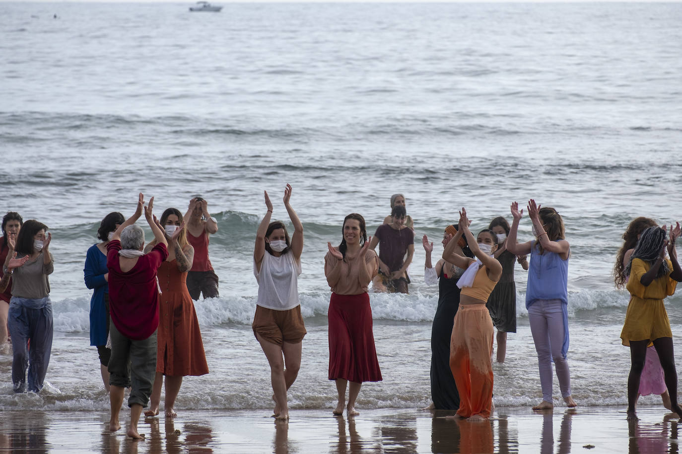 La playa se convierte en escenario para reivindicar el cuerpo de la mujer «diverso, superviviente, sin máscaras»