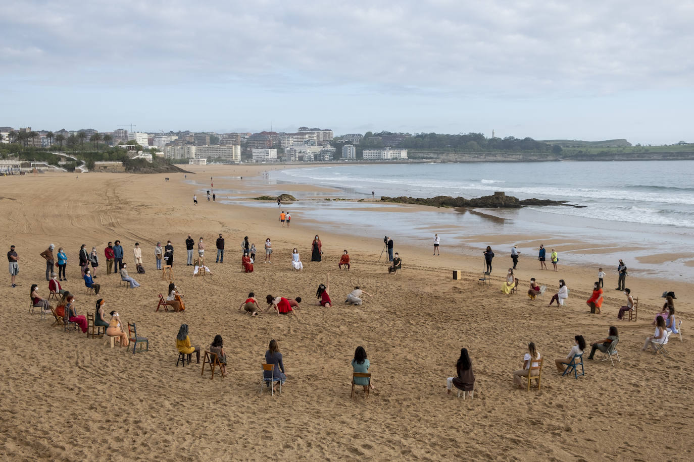 La playa se convierte en escenario para reivindicar el cuerpo de la mujer «diverso, superviviente, sin máscaras»