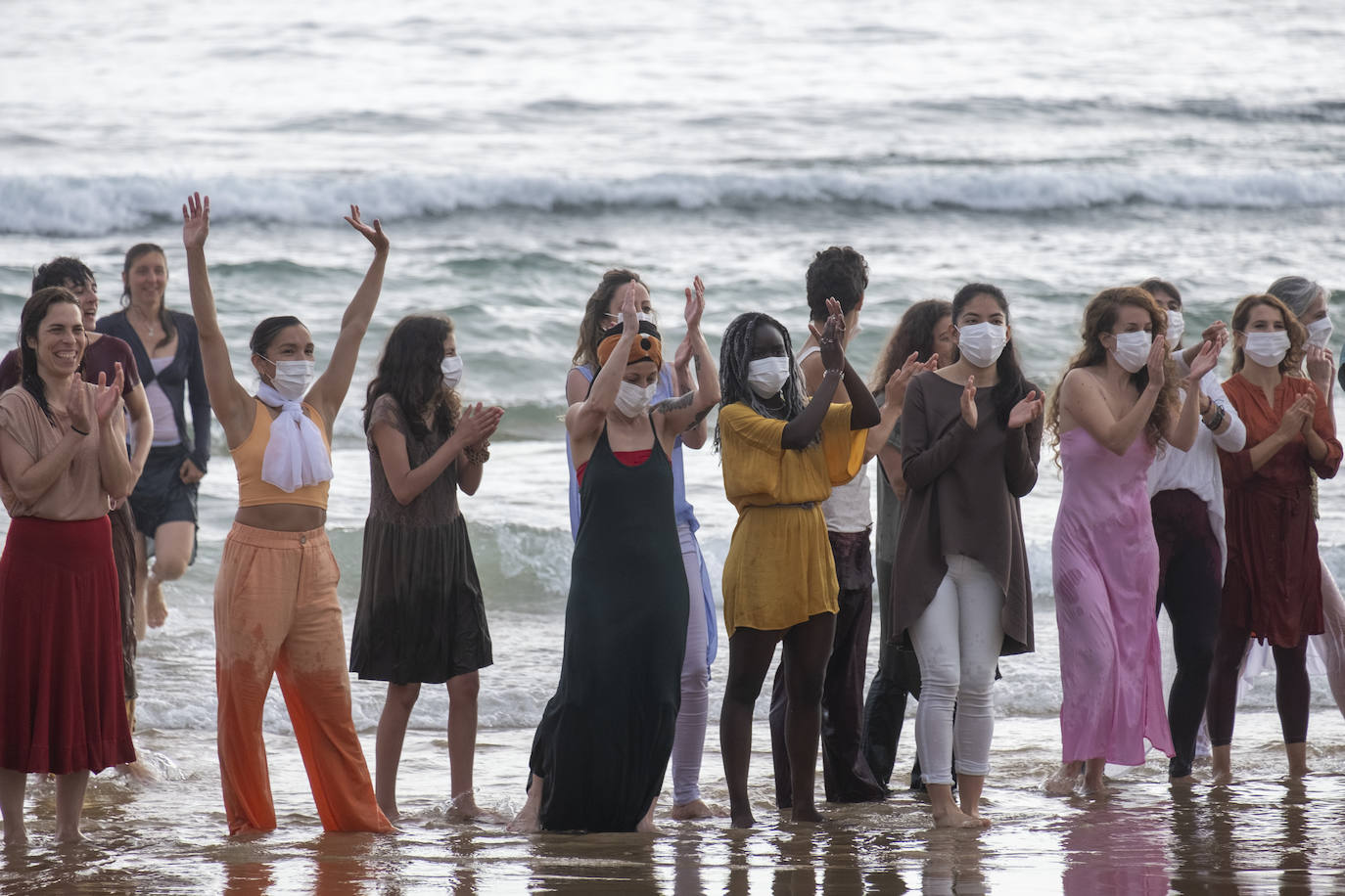 La playa se convierte en escenario para reivindicar el cuerpo de la mujer «diverso, superviviente, sin máscaras»