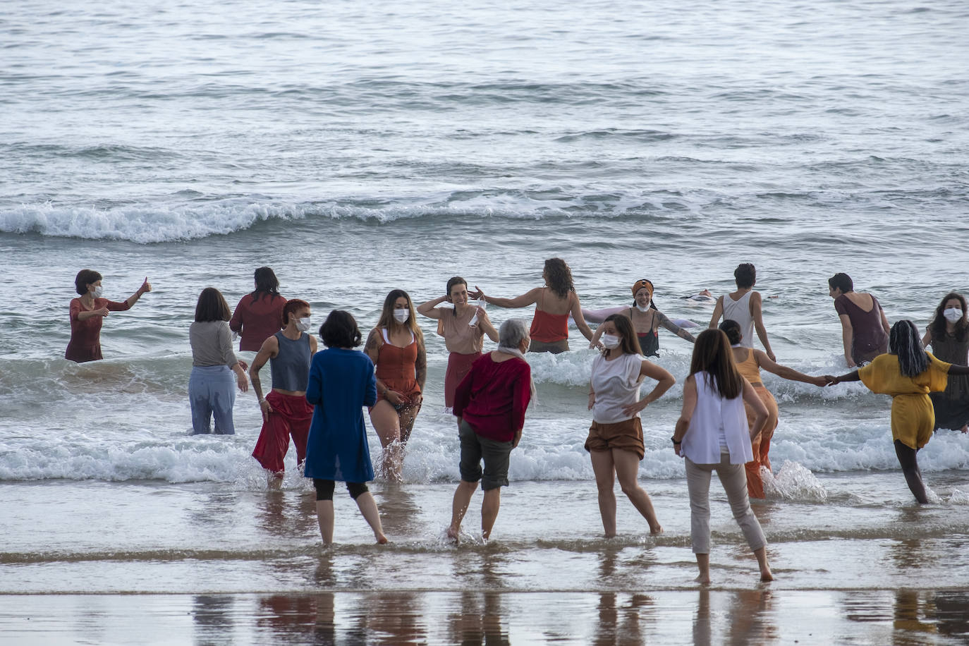 La playa se convierte en escenario para reivindicar el cuerpo de la mujer «diverso, superviviente, sin máscaras»