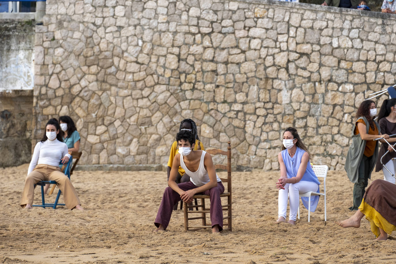 La playa se convierte en escenario para reivindicar el cuerpo de la mujer «diverso, superviviente, sin máscaras»