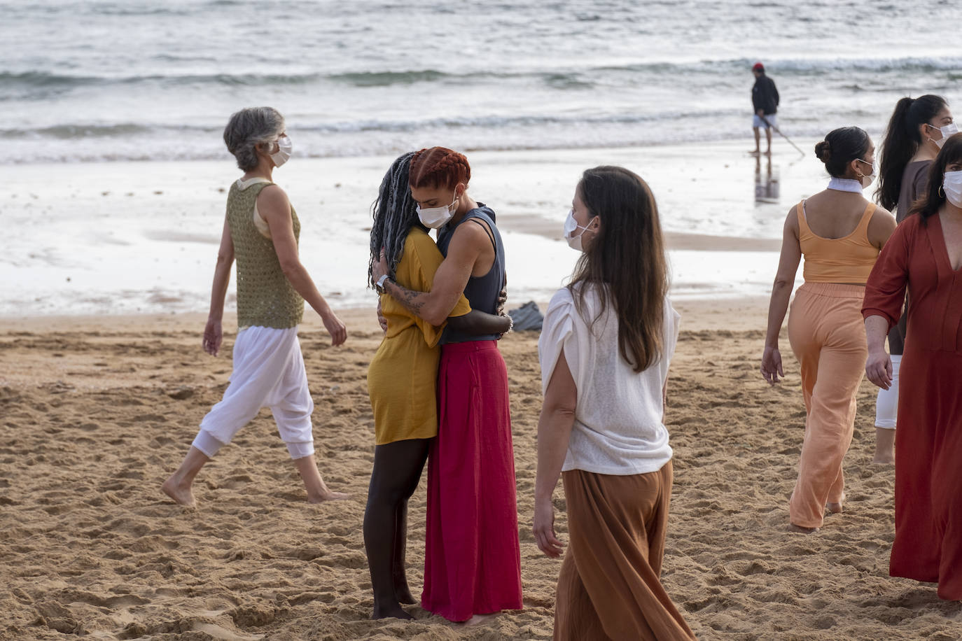 La playa se convierte en escenario para reivindicar el cuerpo de la mujer «diverso, superviviente, sin máscaras»