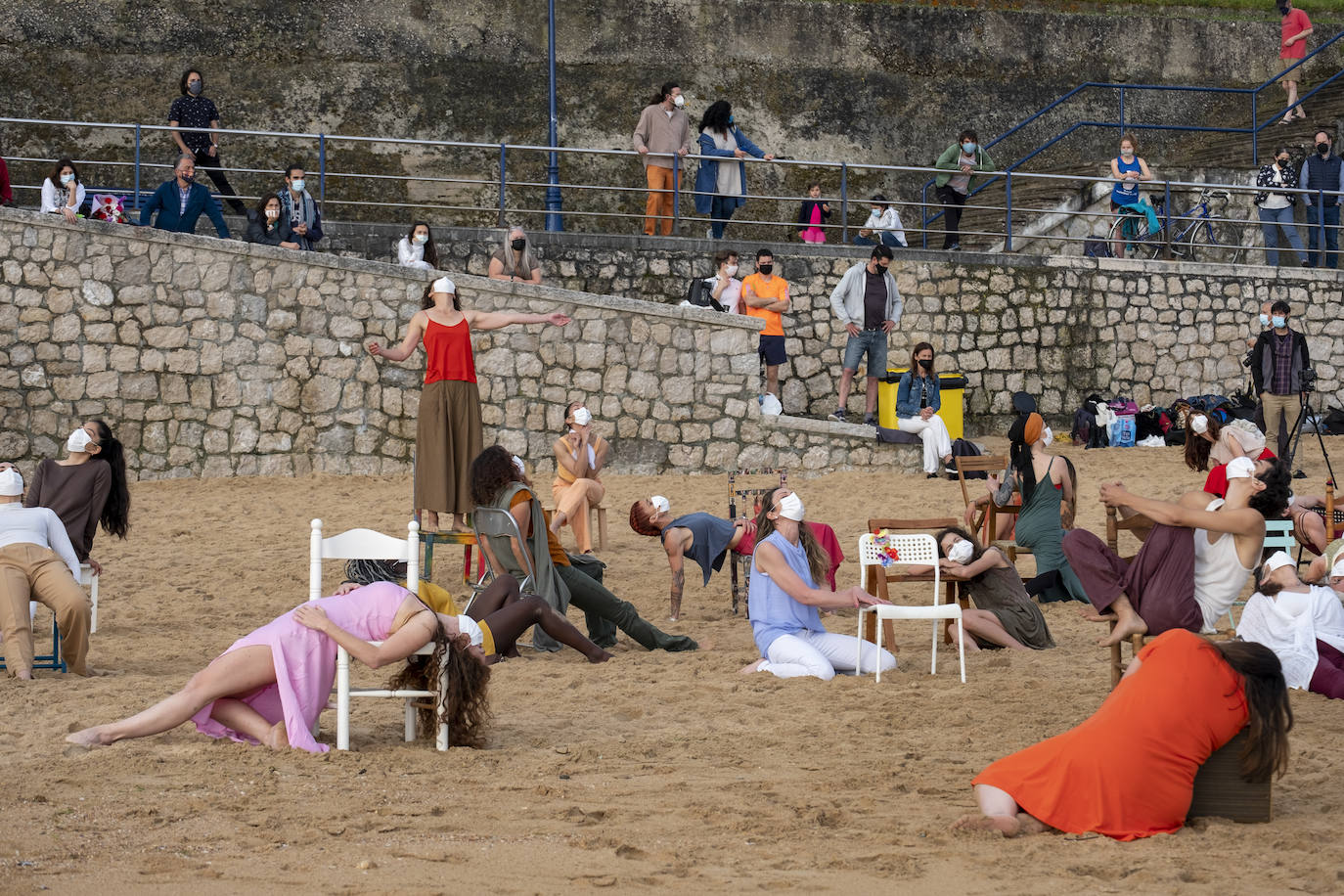 La playa se convierte en escenario para reivindicar el cuerpo de la mujer «diverso, superviviente, sin máscaras»