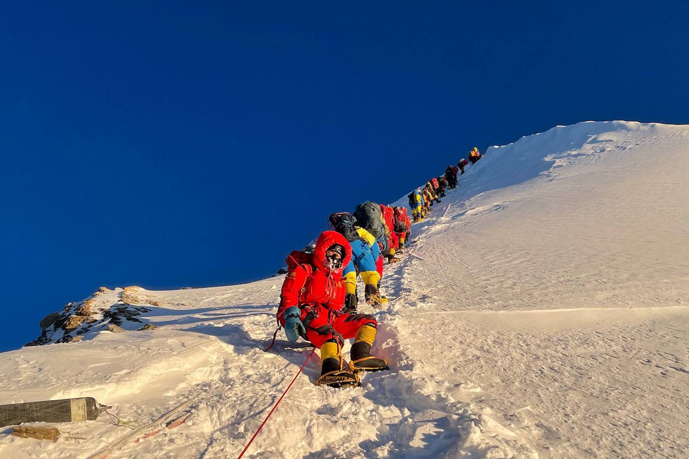 El covid ha marcado una temporada de meteorología inestable y con una tasa de mortalidad relativamente baja (4 fallecidos). Entre los récords y curiosidades: la 25ª cima de Kami Rita Sherpa y la ascensión de Tsang Yin-Hung, que ha logrado el ascenso más rápido de una mujer al techo del mundo