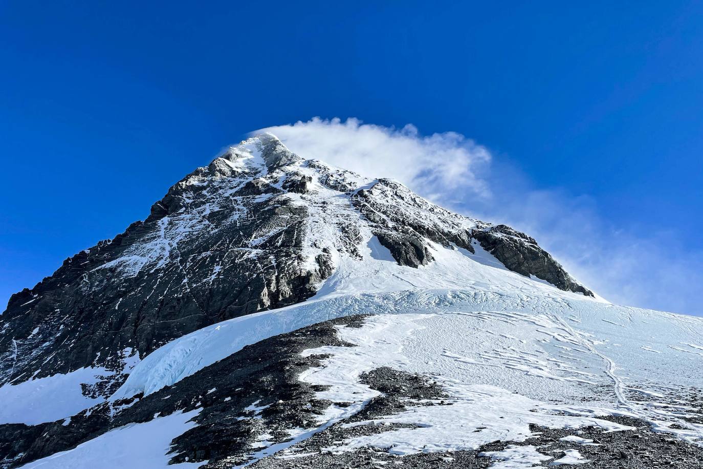 El covid ha marcado una temporada de meteorología inestable y con una tasa de mortalidad relativamente baja (4 fallecidos). Entre los récords y curiosidades: la 25ª cima de Kami Rita Sherpa y la ascensión de Tsang Yin-Hung, que ha logrado el ascenso más rápido de una mujer al techo del mundo