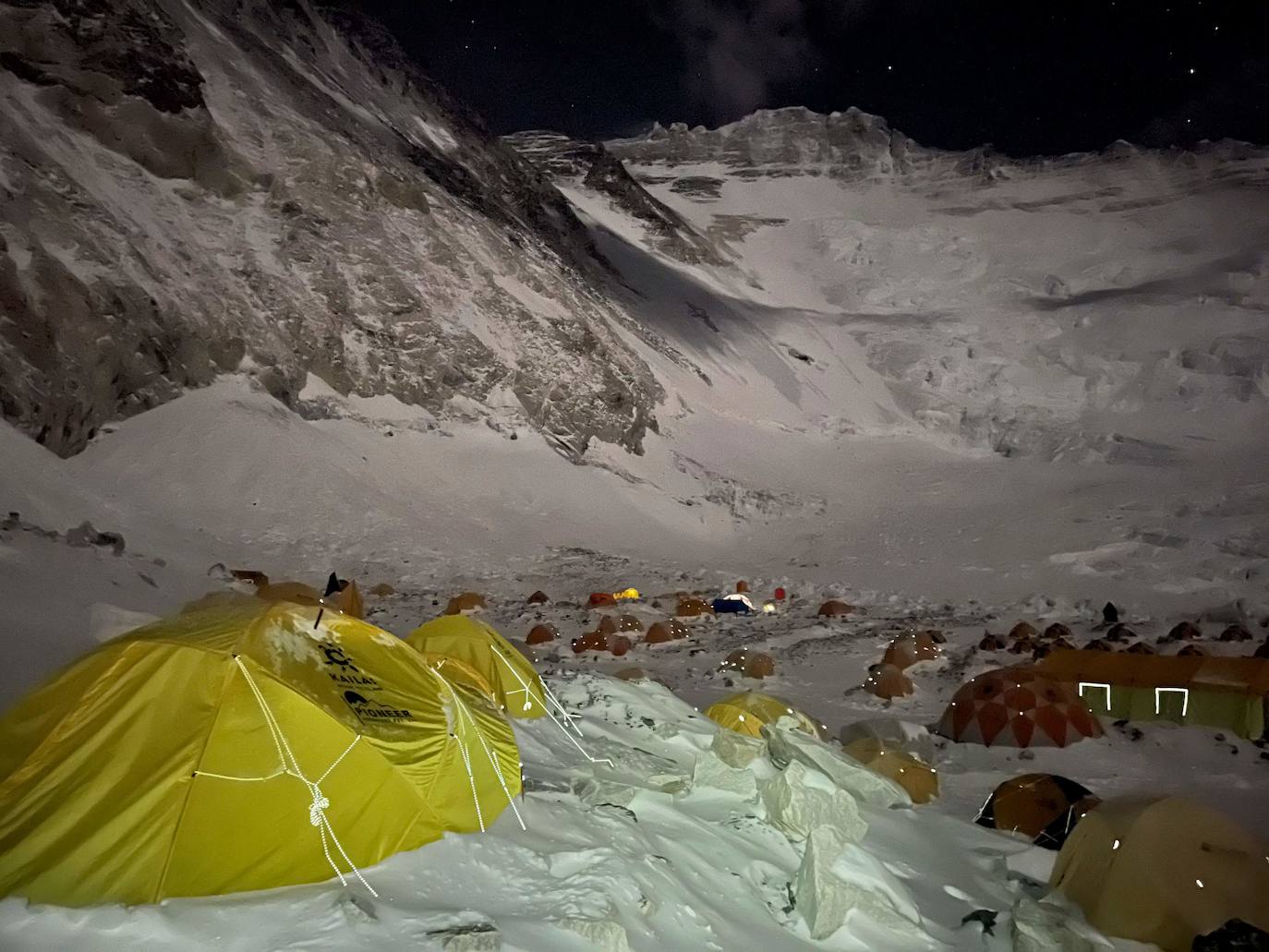 El covid ha marcado una temporada de meteorología inestable y con una tasa de mortalidad relativamente baja (4 fallecidos). Entre los récords y curiosidades: la 25ª cima de Kami Rita Sherpa y la ascensión de Tsang Yin-Hung, que ha logrado el ascenso más rápido de una mujer al techo del mundo