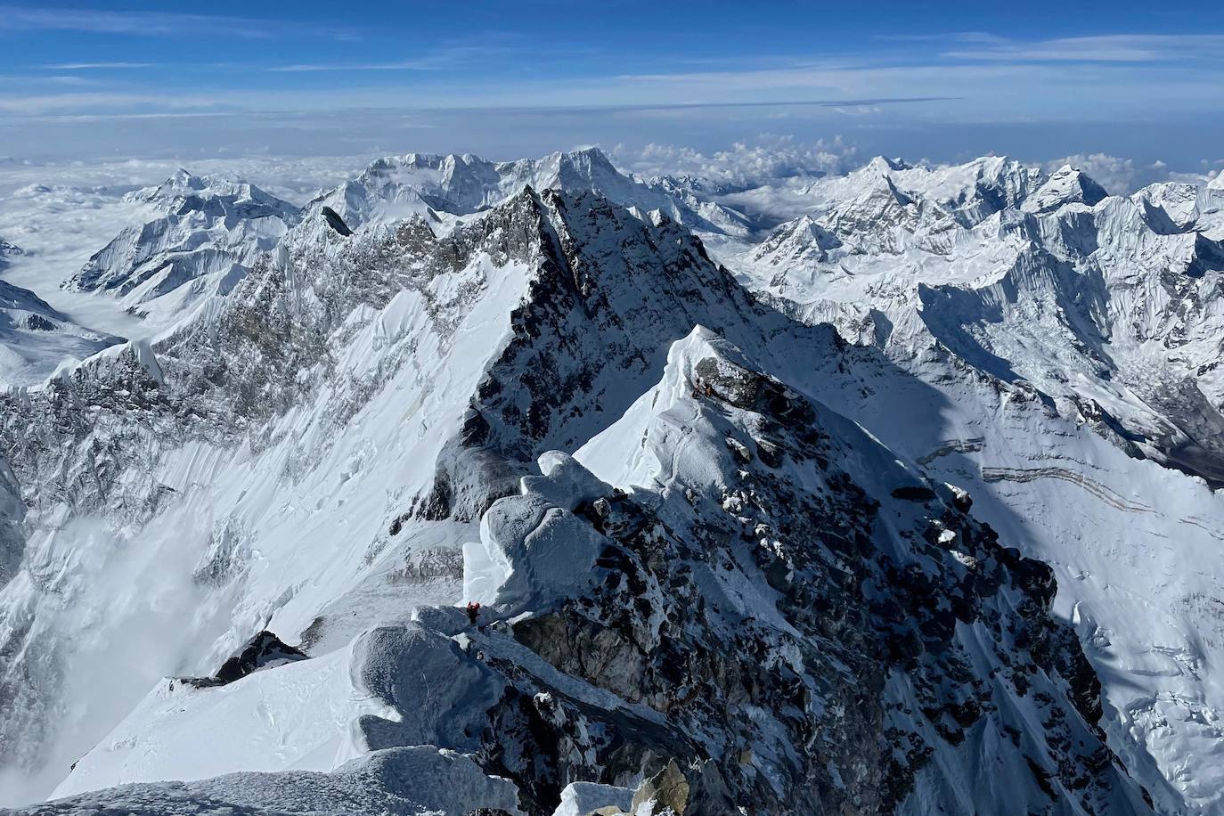 El covid ha marcado una temporada de meteorología inestable y con una tasa de mortalidad relativamente baja (4 fallecidos). Entre los récords y curiosidades: la 25ª cima de Kami Rita Sherpa y la ascensión de Tsang Yin-Hung, que ha logrado el ascenso más rápido de una mujer al techo del mundo