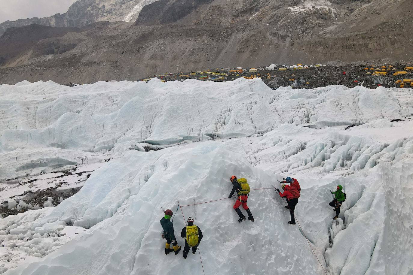 El covid ha marcado una temporada de meteorología inestable y con una tasa de mortalidad relativamente baja (4 fallecidos). Entre los récords y curiosidades: la 25ª cima de Kami Rita Sherpa y la ascensión de Tsang Yin-Hung, que ha logrado el ascenso más rápido de una mujer al techo del mundo