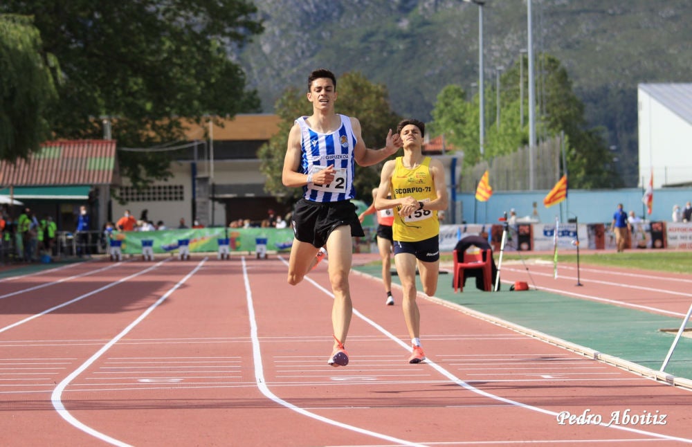 Imagen secundaria 2 - Arriba, los 100 metros masculinos. Abajo, los 100 femeninos y la llegada de la prueba de 1.500 metros masculinos. 