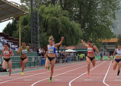 Imagen secundaria 1 - Arriba, los 100 metros masculinos. Abajo, los 100 femeninos y la llegada de la prueba de 1.500 metros masculinos. 