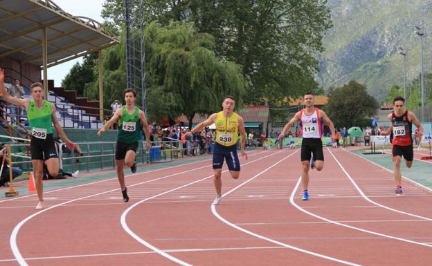 Imagen principal - Arriba, los 100 metros masculinos. Abajo, los 100 femeninos y la llegada de la prueba de 1.500 metros masculinos. 