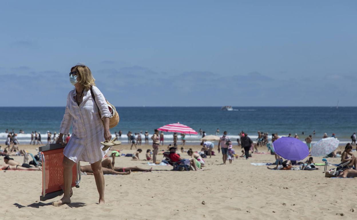 Gente en la playa de El Sardinero, ayer.