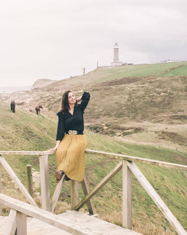 Disfrutando de la naturaleza con el Faro de Cabo Mayor de fondo.