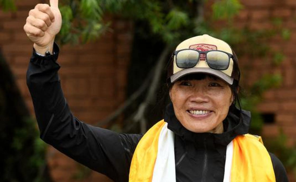 Tsang Yin-Hung posa tras la hazaña en el aeropuerto de Katmandú. 