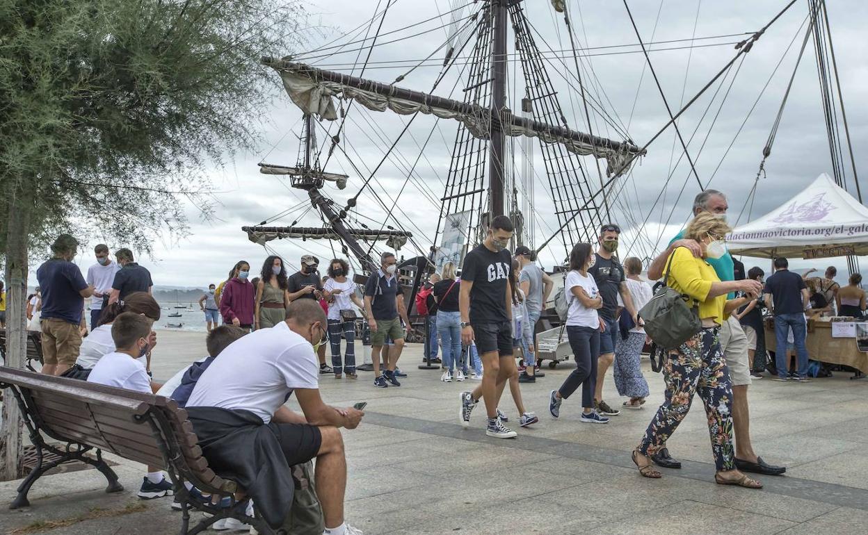 Turistas en la Bahia de Santander el verano pasado. 