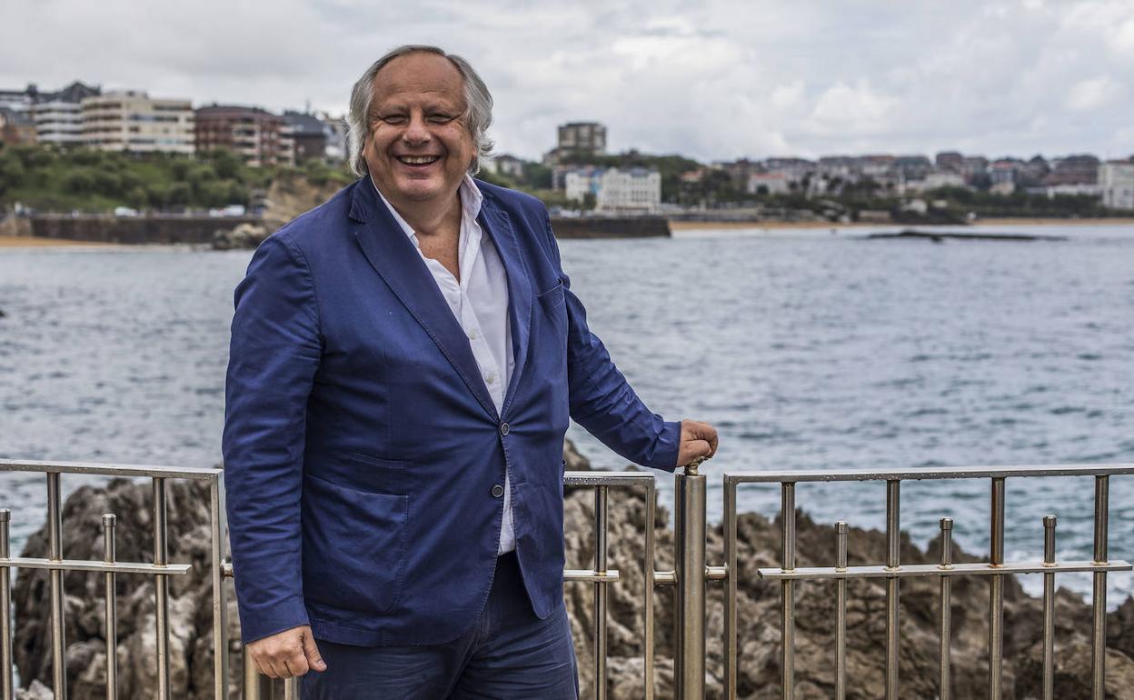 Miguel Mirones, en la península de La Magdalena, con El Sardienro al fondo