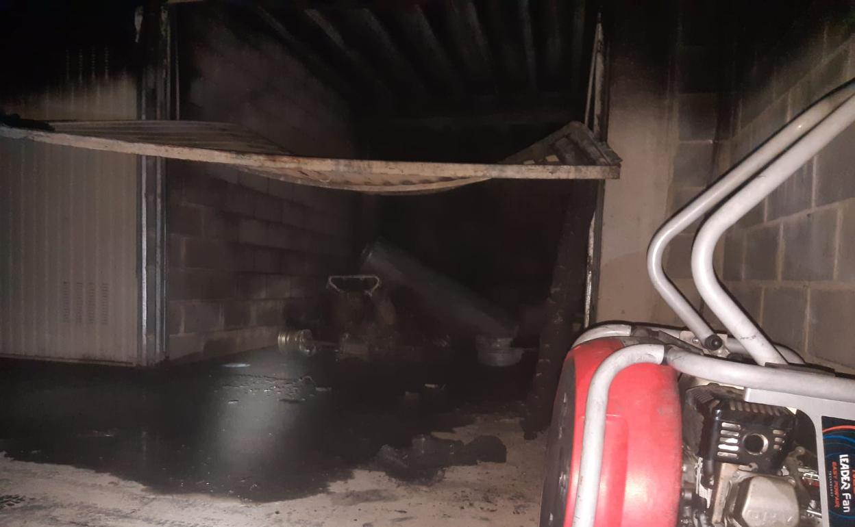 Los bomberos del 112 extinguen un incendio en un garaje de Unquera