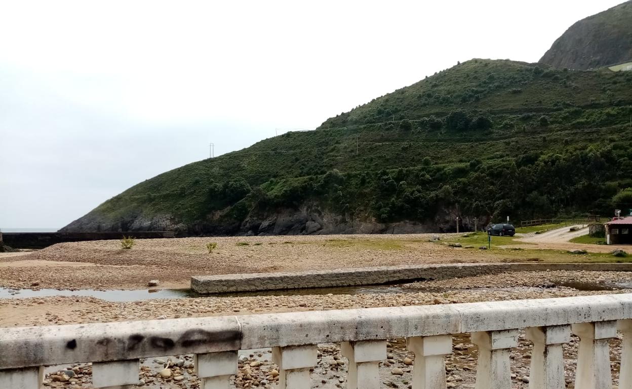 Entorno y accesos a la playa de Dícido, en Mioño.