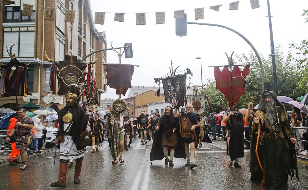 Imagen de archivo de 2019, en el último desfile de los guerreros cántabros y romanos por las calles de Los Corrales.