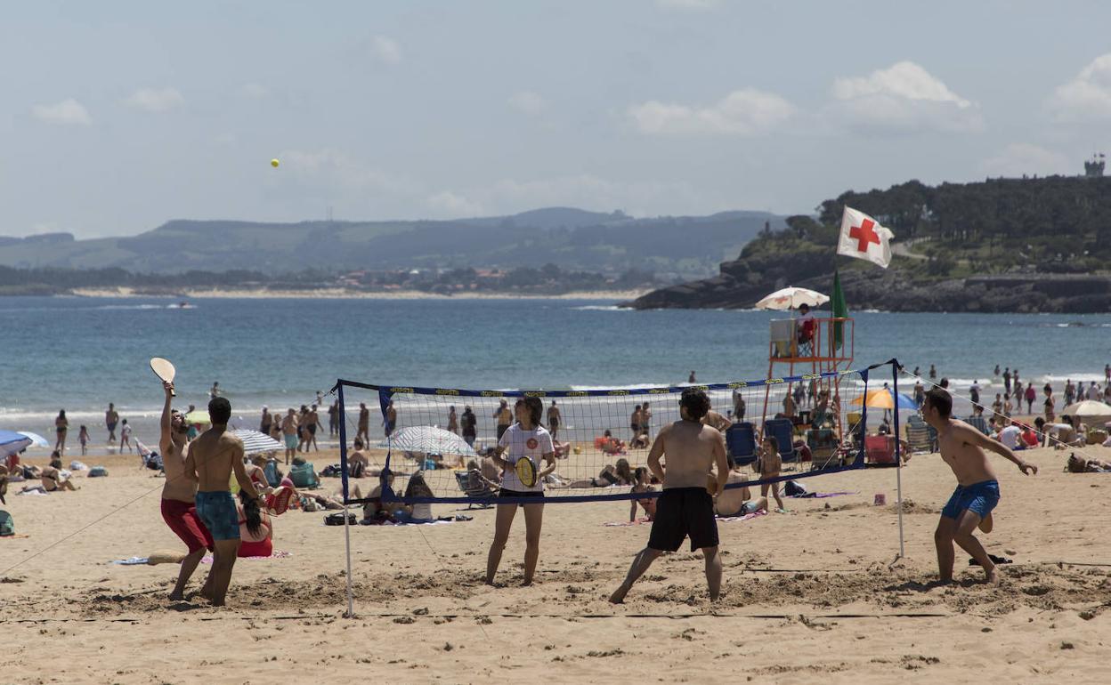 Jugando a las palas en El Sardinero, estos días.