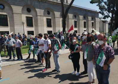 Imagen secundaria 1 - Un gran grupo de cántabros, en la protesta ante el Ministerio de Teresa Ribera por su decisión de proteger al lobo