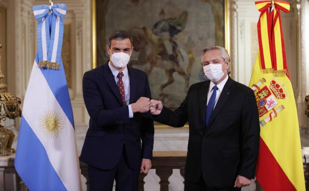 Pedro Sánchez y Alberto Fernández se saludan este miércoles en la Casa Rosada.