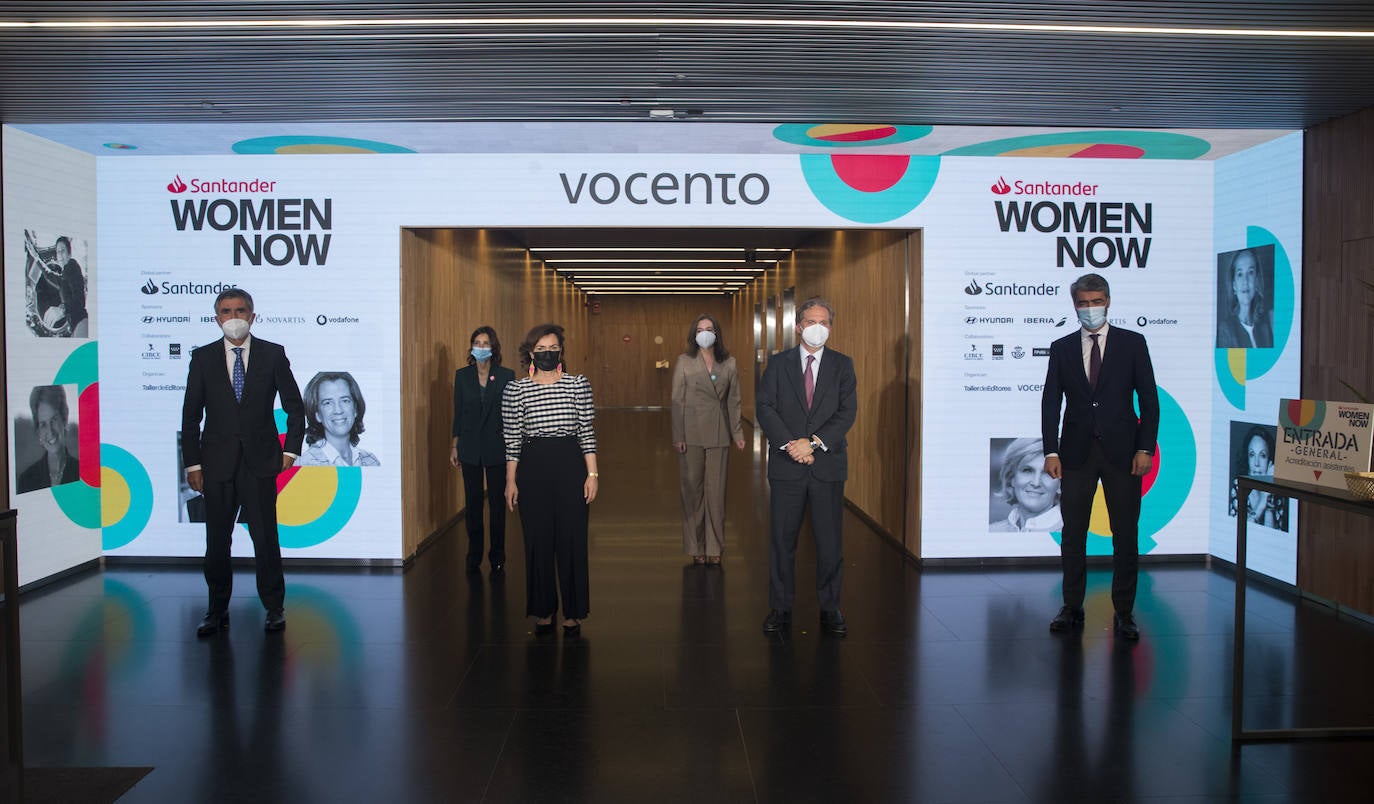 Iñaki Arechabaleta, adjunto al consejero delegado de Vocento; Carmen Calvo, vicepresidenta primera del Gobierno; Ignacio Ybarra, presidente de Vocento; Luis Enríquez, consejero delegado de Vocento; Laura Ruiz de Galarreta, directora general de revistas de Vocento, y Lourdes Garzón, directora de WOMENNOW.