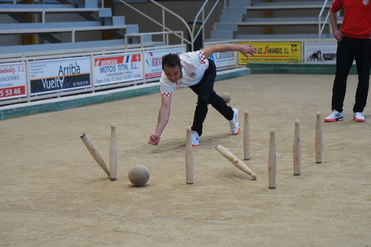 Óscar Gónzález, en pleno birle. 