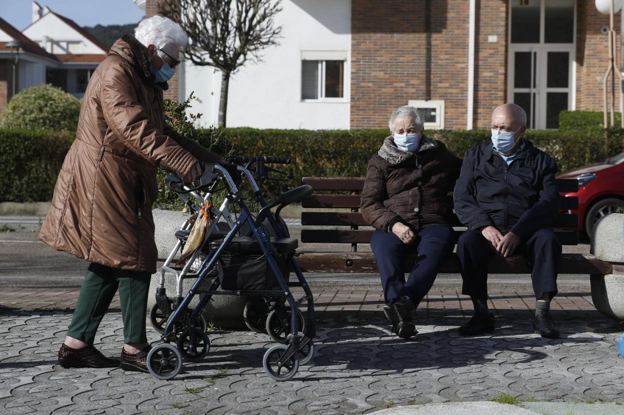 Tres usuarios de la Residencia Santa Ana de Santoña, en una de sus salidas a la calle. 