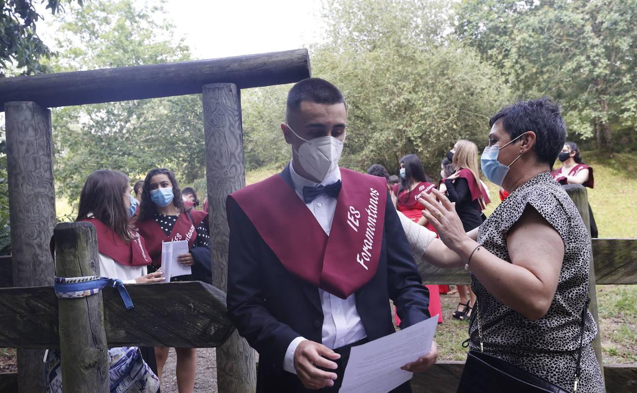 Imagen de junio del año pasado, de la graduación de los alumnos del Foramontanos en pleno Bosque de las Secuoyas de Cabezón.