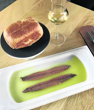 Recibimiento. Anchoa del Cantábrico sobada en casa, fino de Amós y pan de elaboración propia. 