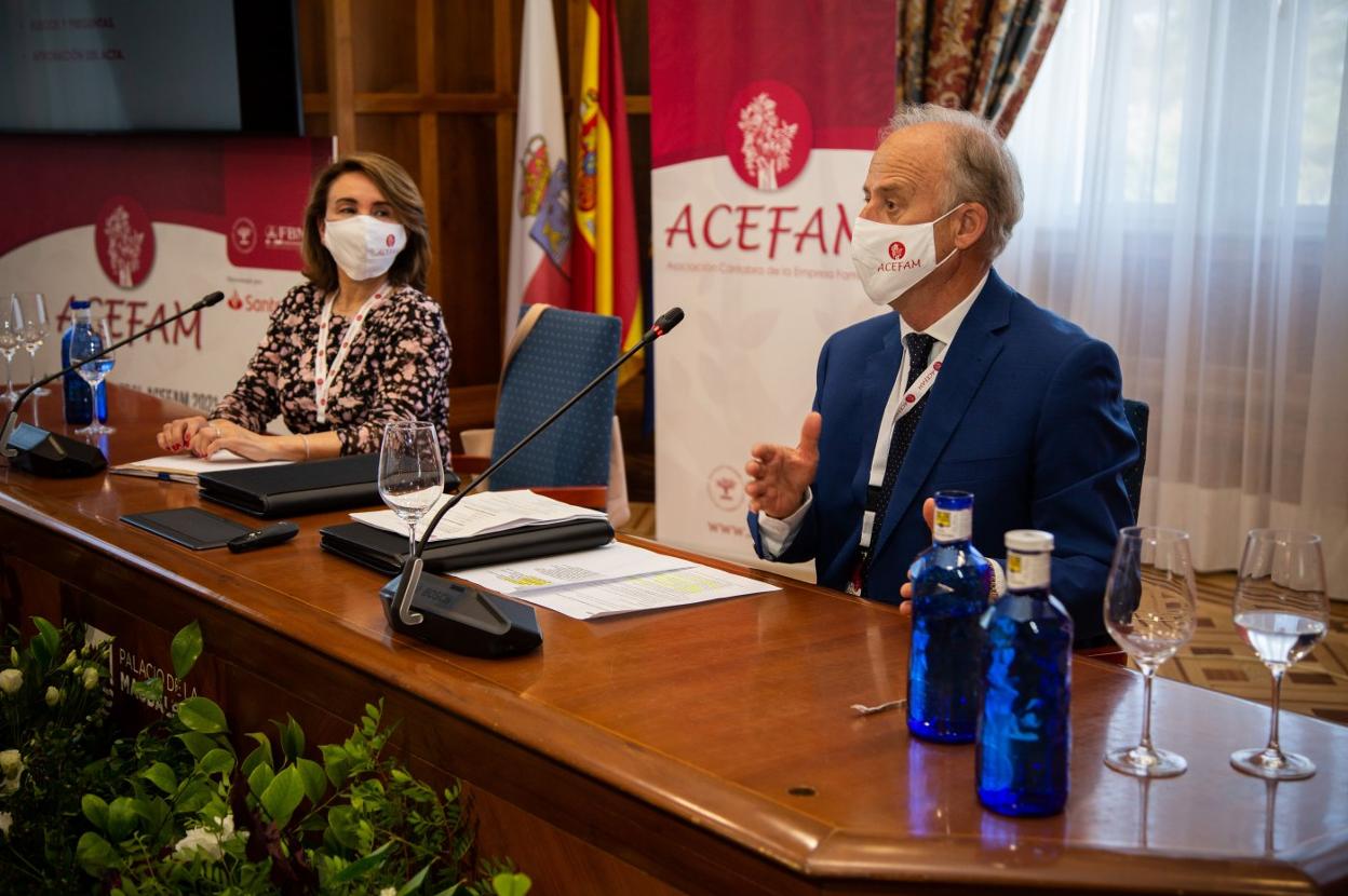 Paloma Fernández y Vicente Alciturri, ayer en la Magdalena. 