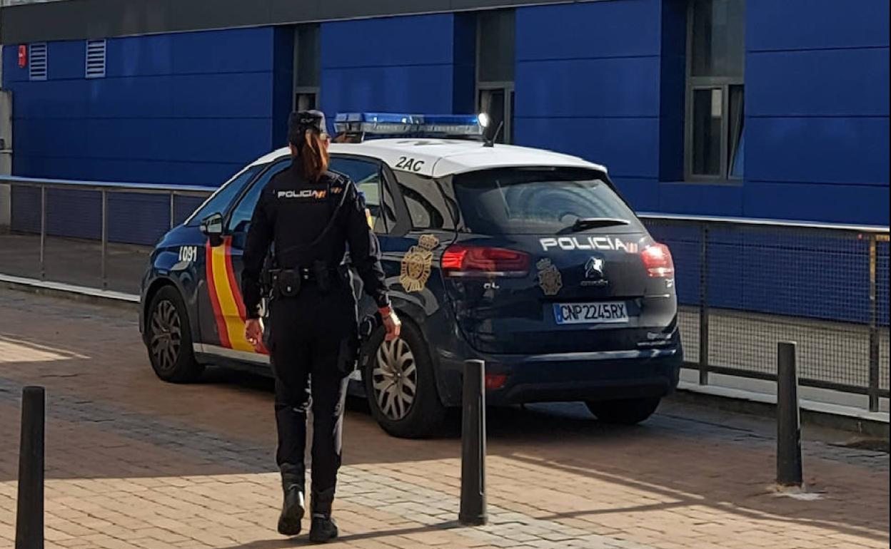 La mala borrachera de una joven en Santander: ataca a un repartidor, le roba el patinete a otro y pega a la Policía