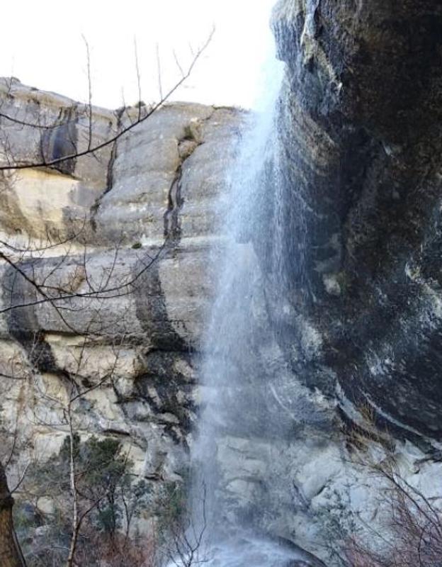 La cascada de La Mea permite al visitante colocarse dentro.