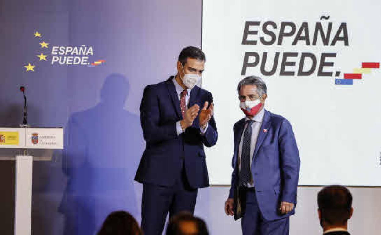 El presidente del Gobierno, Pedro Sánchez, en la presentación en Comillas del 'Plan de Recuperación, Transformación y Resiliencia de la Economía' junto a Revilla