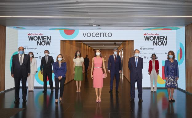 De izquierda a derecha, Luis Isasi, presidente de Santander España; Lourdes Garzón, directora de WomenNOW y Mujerhoy; Iñaki Arechabaleta, presidente de Taller de Editores; Nadia Calviño, vicepresidenta segunda del Gobierno; Eugenia Carballedo, presidenta de la Asamblea de Madrid; la reina Letizia; Luis Enríquez, consejero delegado de Vocento; Ignacio Ybarra, presidente de Vocento; Laura Ruiz de Galarreta, directora general de Revistas de Vocento, y Kathleen Kennedy, directora ejecutiva de Retirement Security for All y profesora de la Universidad de Georgetown 